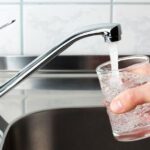 Un rubinetto da cui scorre acqua potabile, simbolo del ritorno alla normalità dopo le analisi eseguite da Arpa Abruzzo a San Salvo