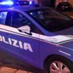 Auto della polizia intervenuta all’alba ad Avezzano durante l’operazione che ha portato a perquisizioni, sequestri e tre misure cautelari