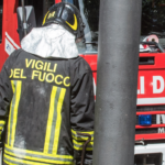 Un vigile del fuoco durante le operazioni di messa in sicurezza dopo l’esplosione in un appartamento di via Ugo La Malfa ad Avezzano. Accertamenti in corso sulle cause, tra le ipotesi una fuga di gas.