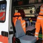 Un’ambulanza del 118 con le attrezzature di rianimazione: mezzi e sanitari sono intervenuti a Ovindoli per soccorrere il 33enne colpito da malore durante una partita di calcetto.