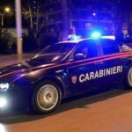 Una “gazzella” dei Carabinieri in sosta durante un pattugliamento notturno. Mezzo simbolo della prontezza operativa, come nell’intervento che ha portato all’arresto del 25enne nel B&B aquilano.