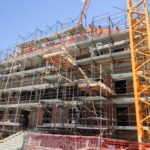 Un cantiere edile in attività, simbolo della crescita del settore delle costruzioni in Abruzzo. Il comparto, trainato anche dagli investimenti del PNRR, ha contribuito in modo decisivo all’aumento dell’occupazione regionale.