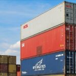 Container accatastati pronti per il trasporto internazionale: un’immagine simbolo della crescita dell’export abruzzese.