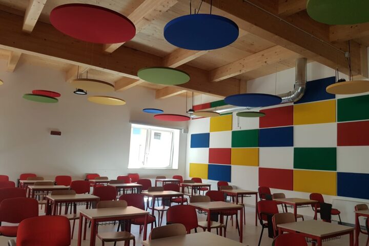 Aula con arredi moderni e pannelli colorati. Gli interventi di ampliamento del Musp puntano a garantire spazi più funzionali e sicuri per 125 alunni.