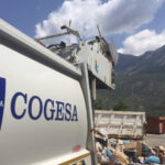 Camion della società Cogesa durante le operazioni di raccolta rifiuti nel territorio peligno, al centro della vertenza sindacale
