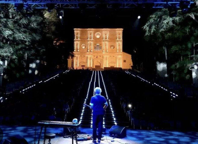 Un momento in musica tra le volte millenarie della basilica di Collemaggio, trasformata in palcoscenico d’eccezione per un concerto dei Cantieri dell’Immaginario.