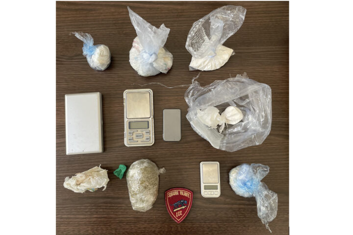Al termine dell'inseguimento rinvenuta droga e bilancino dalla Polizia Locale di Celano. Il materiale è stato trovato a bordo dell’auto fuggita senza assicurazione