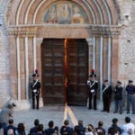 In attesa dell’apertura della Porta Santa L'Aquila si prepara con preghiere e meditazione