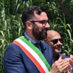 sindaco di CITTÀ SANT'ANGELO con fascia tricolore all'aperto