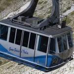 Cabina della funivia del Gran Sasso ripresa durante la riapertura al pubblico, dopo la sostituzione delle funi e il completamento degli interventi di manutenzione straordinaria