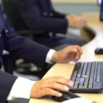 Agenti della Polizia postale al lavoro sulle indagini informatiche. Le verifiche hanno permesso di identificare i tre presunti autori della truffa ai danni dell’anziana