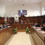 Il Consiglio comunale dell'Aquila che ha approvato la rimodulazione dei fondi per finanziare il collegamento meccanizzato tra Viale della Croce Rossa e San Basilio