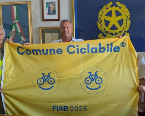 Un assessore e una consigliera del Comune di Montesilvano mantengono la Bandiera Gialla FIAB insieme a una terza persona