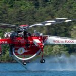 Un elicottero Erickson S-64 in servizio antincendio, lo stesso modello che dal prossimo anno avrà base operativa stabile nel nuovo hangar dell'aeroporto dei Parchi di Preturo