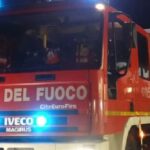 La camionetta dei Vigili del fuoco parcheggiata nei pressi della piastra 9 del Progetto Case di Bazzano: i soccorritori sono intervenuti nella notte per spegnere le fiamme che hanno interessato nuovamente la zona. Nonostante l’edificio fosse disabitato, l’intenso fumo ha sollevato l’allarme tra i residenti.”