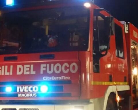 La camionetta dei Vigili del fuoco parcheggiata nei pressi della piastra 9 del Progetto Case di Bazzano: i soccorritori sono intervenuti nella notte per spegnere le fiamme che hanno interessato nuovamente la zona. Nonostante l’edificio fosse disabitato, l’intenso fumo ha sollevato l’allarme tra i residenti.”