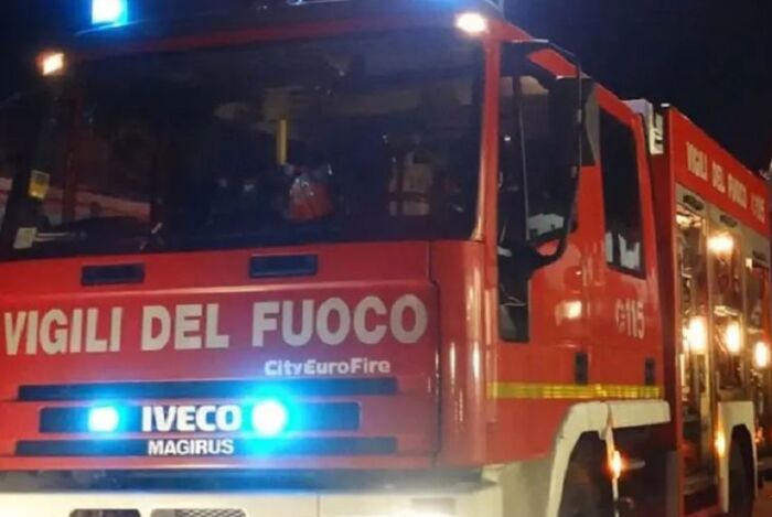 La camionetta dei Vigili del fuoco parcheggiata nei pressi della piastra 9 del Progetto Case di Bazzano: i soccorritori sono intervenuti nella notte per spegnere le fiamme che hanno interessato nuovamente la zona. Nonostante l’edificio fosse disabitato, l’intenso fumo ha sollevato l’allarme tra i residenti.”