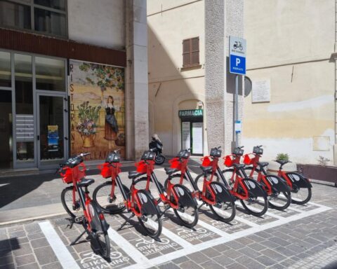 Bike sharing, parcheggio di Chieti in Corso Marrucino. La Regione ha ampliato il progetto i altri comuni