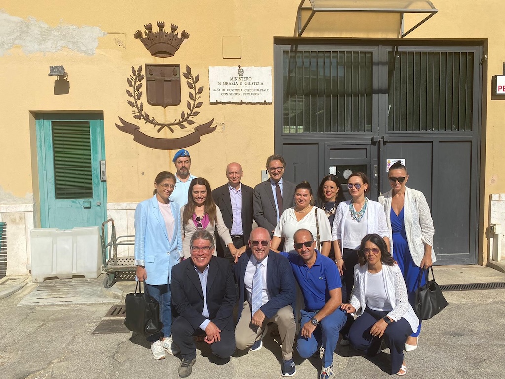 esterno del carcere di Pescara, un gruppo di avvocati dell'ordine di pescara sorridono