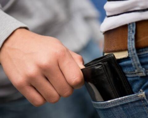 un cittadino di 23 anni ha rubato il portafogli a una donna al mercato di Giulianova e ha tentato di prelevare invano al bancomat