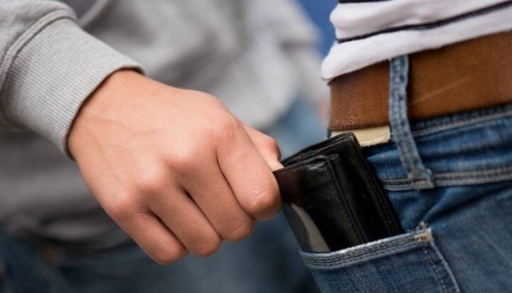 un cittadino di 23 anni ha rubato il portafogli a una donna al mercato di Giulianova e ha tentato di prelevare invano al bancomat