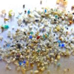Microplastiche, secondo uno studio dell’Università di Tolosa l’esposizione quotidiana alle microplastiche in casa e in auto è cento volte superiore alle stime precedenti