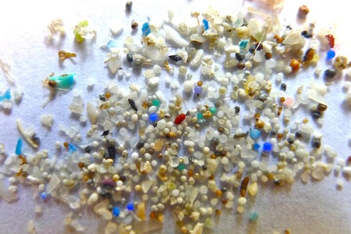 Microplastiche, secondo uno studio dell’Università di Tolosa l’esposizione quotidiana alle microplastiche in casa e in auto è cento volte superiore alle stime precedenti