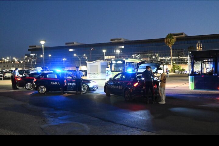 carabinieri con pattuglie alla stazione centrale per effettuare controlli di sera