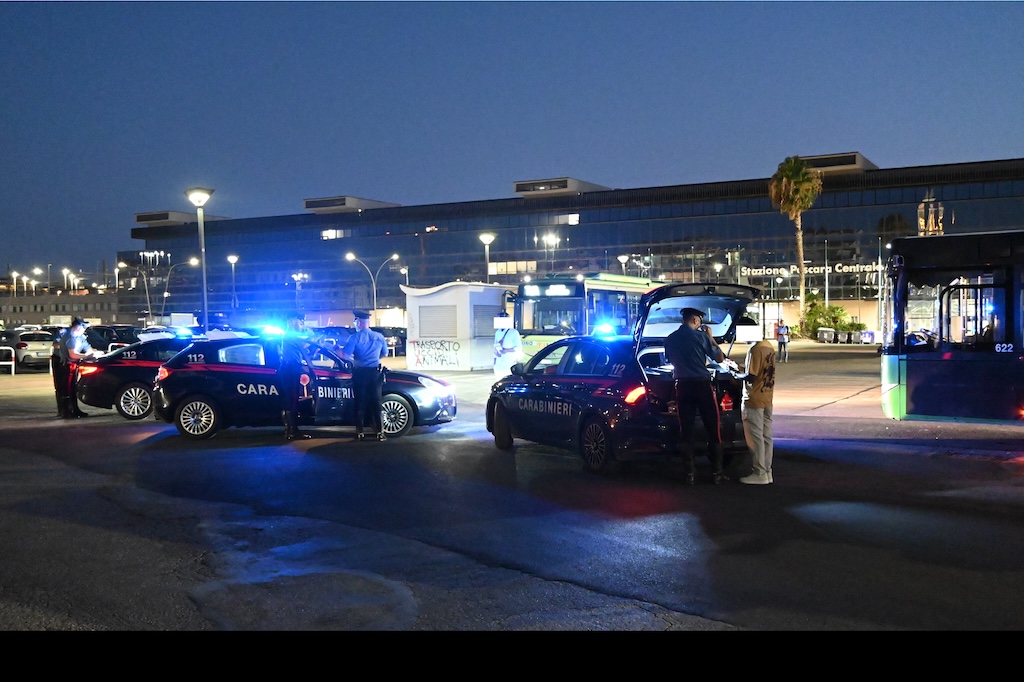 carabinieri con pattuglie alla stazione centrale per effettuare controlli di sera