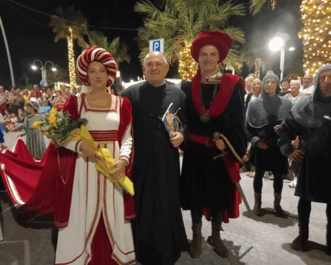Nel centro storico la XXII edizione della rievocazione medievale: corteo con 400 figuranti, contrade in gara e gran finale con “l’Incendio della Torre”