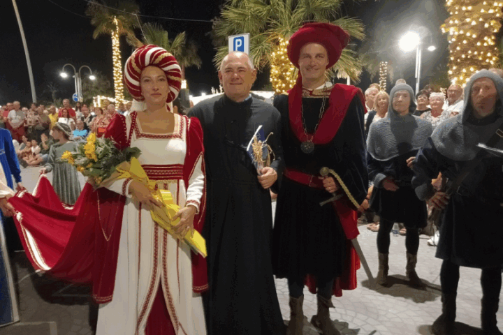 Nel centro storico la XXII edizione della rievocazione medievale: corteo con 400 figuranti, contrade in gara e gran finale con “l’Incendio della Torre”