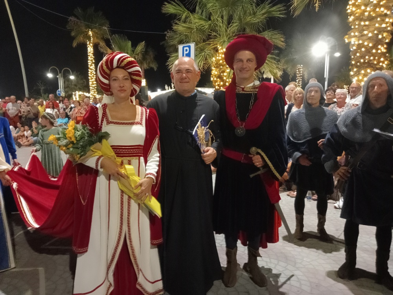 Nel centro storico la XXII edizione della rievocazione medievale: corteo con 400 figuranti, contrade in gara e gran finale con “l’Incendio della Torre”