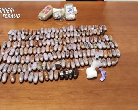 Durante un appostamento nel pomeriggio di ieri, i militari lo hanno fermato a bordo di un'auto con la droga in tasca