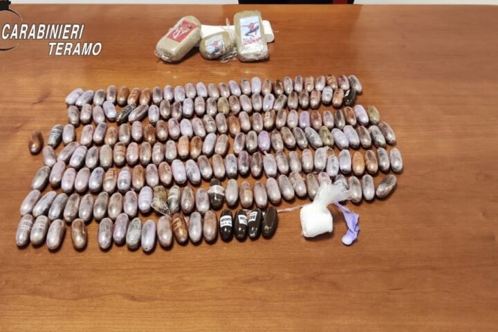 Durante un appostamento nel pomeriggio di ieri, i militari lo hanno fermato a bordo di un'auto con la droga in tasca