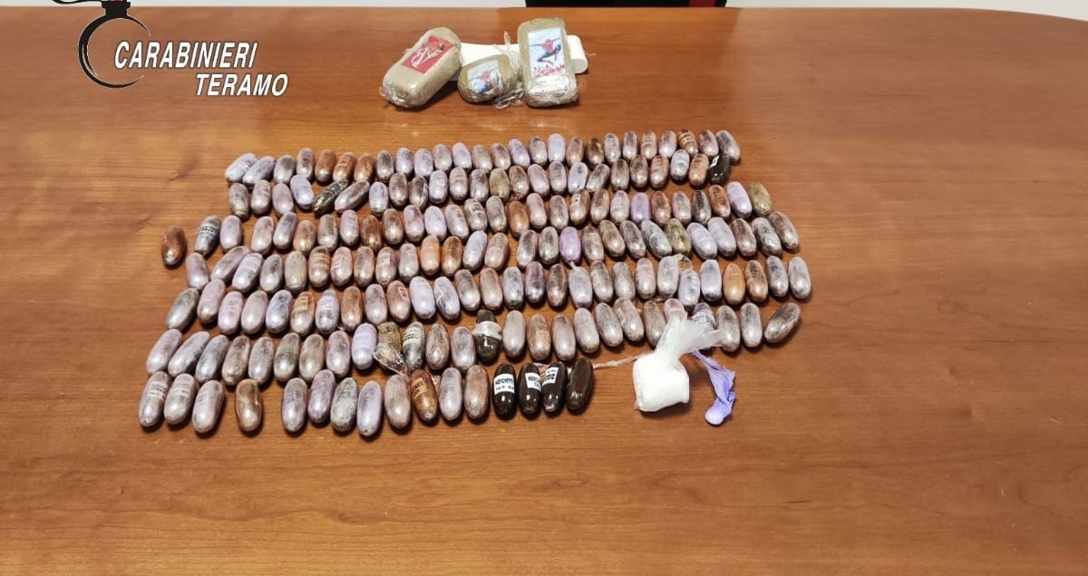 Durante un appostamento nel pomeriggio di ieri, i militari lo hanno fermato a bordo di un'auto con la droga in tasca