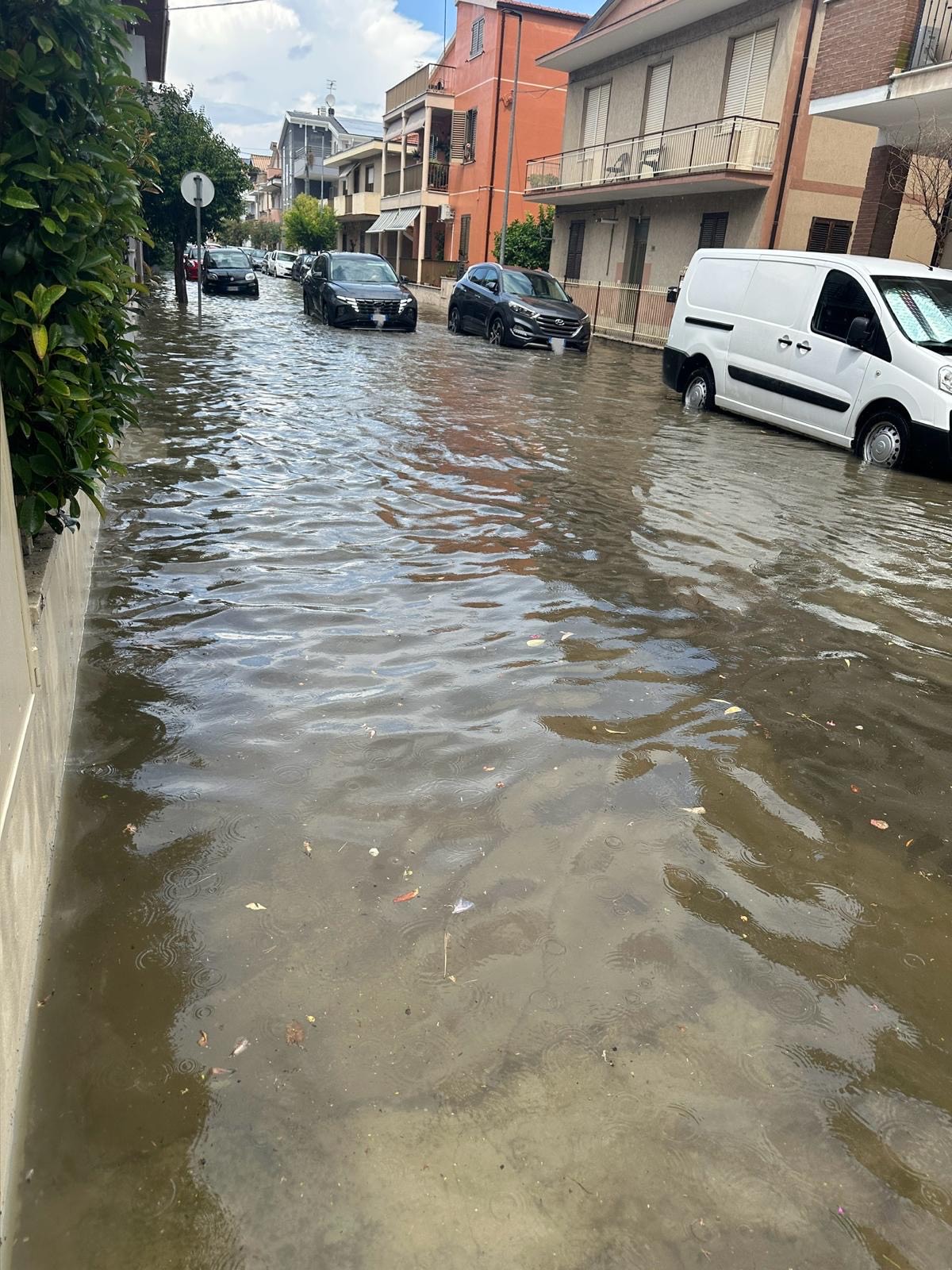 Dopo l’ennesimo nubifragio, Fratelli d’Italia, Lega e Forza Italia accusano l’amministrazione Nugnes di immobilismo e chiedono un piano urgente contro gli allagamenti