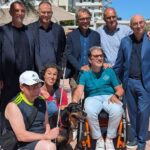 gruppo di persone. la donna è non vedente c'è anche il suo cane guida