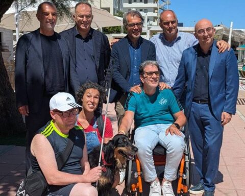gruppo di persone. la donna è non vedente c'è anche il suo cane guida