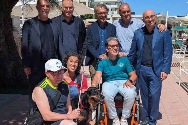 gruppo di persone. la donna è non vedente c'è anche il suo cane guida