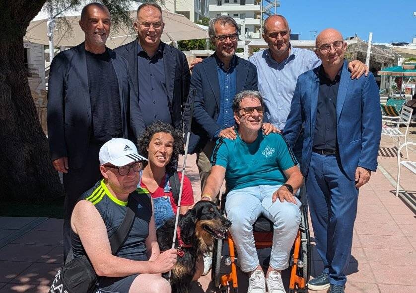 gruppo di persone. la donna è non vedente c'è anche il suo cane guida
