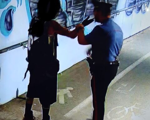 I carabinieri hanno fermato uno di loro che nello zaino aveva quattro bombolette spray, messe poi sotto sequestro