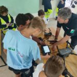 Un tecnico di ARPA Abruzzo mostra a un gruppo di ragazzi come utilizzare un drone per il monitoraggio ambientale, durante le attività di educazione ambientale del campo scuola “Anch’io sono la Protezione Civile” organizzato dalla Protezione Civile Val Pescara.