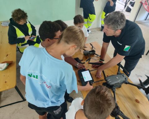 Un tecnico di ARPA Abruzzo mostra a un gruppo di ragazzi come utilizzare un drone per il monitoraggio ambientale, durante le attività di educazione ambientale del campo scuola “Anch’io sono la Protezione Civile” organizzato dalla Protezione Civile Val Pescara.