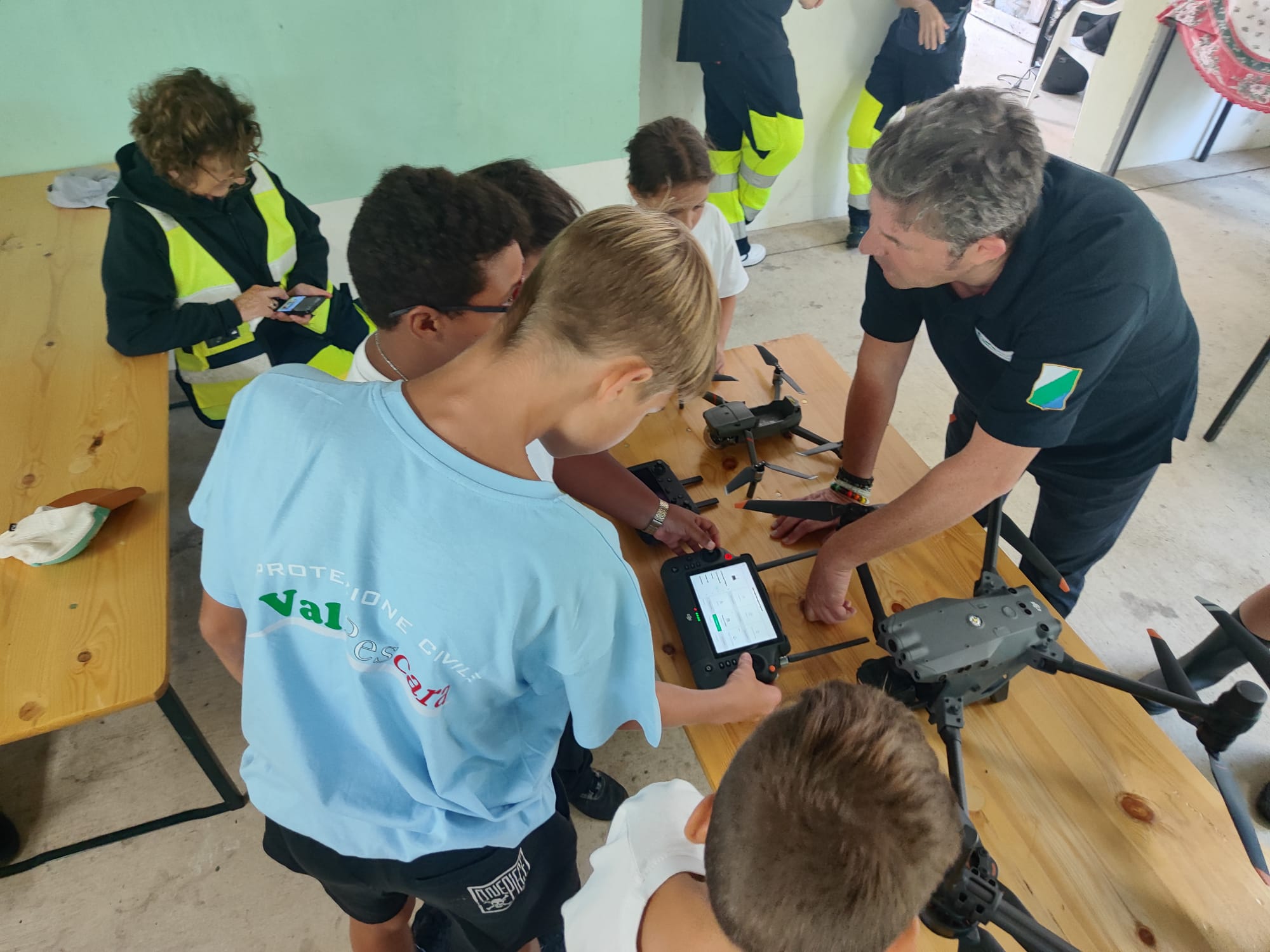 Un tecnico di ARPA Abruzzo mostra a un gruppo di ragazzi come utilizzare un drone per il monitoraggio ambientale, durante le attività di educazione ambientale del campo scuola “Anch’io sono la Protezione Civile” organizzato dalla Protezione Civile Val Pescara.
