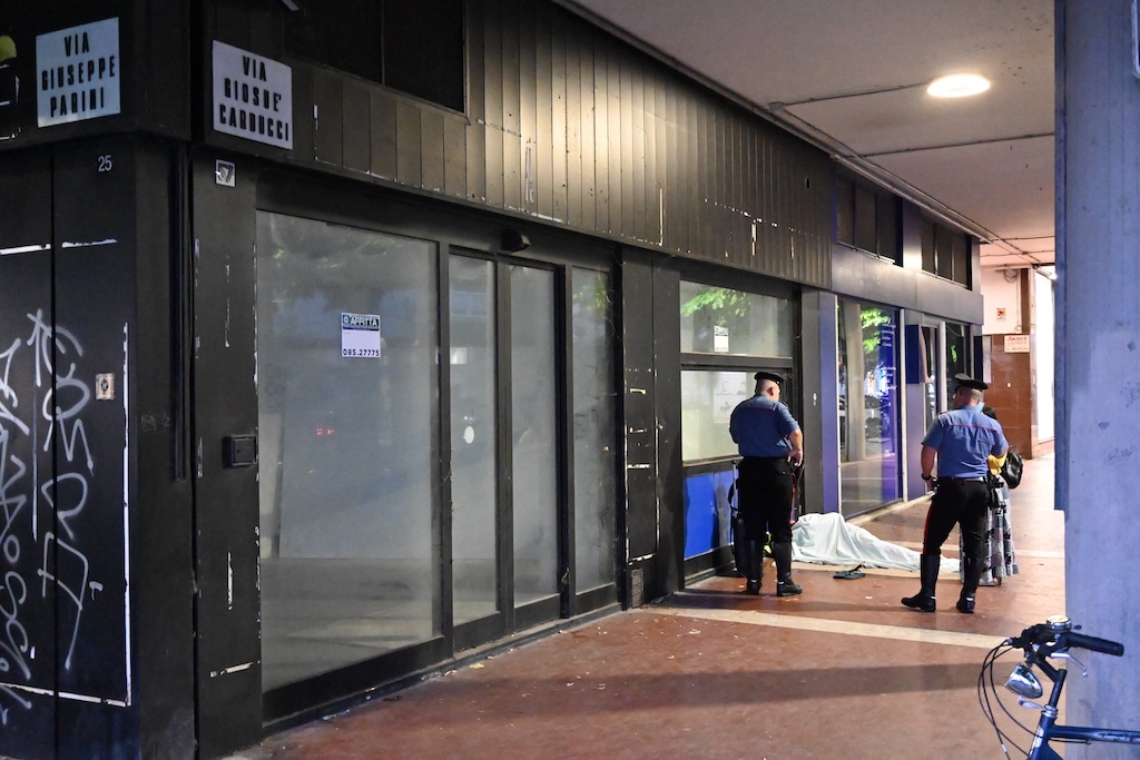 carabinieri durante i controlli con un senzatetto a Pescara centrale