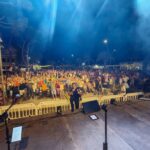 Musica, tradizione e riconoscimenti: piazza gremita per “Le Ombre” e i “Fuori Frequenza”, oggi processione, tributo a Celentano e i tradizionali fuochi di mezzanotte