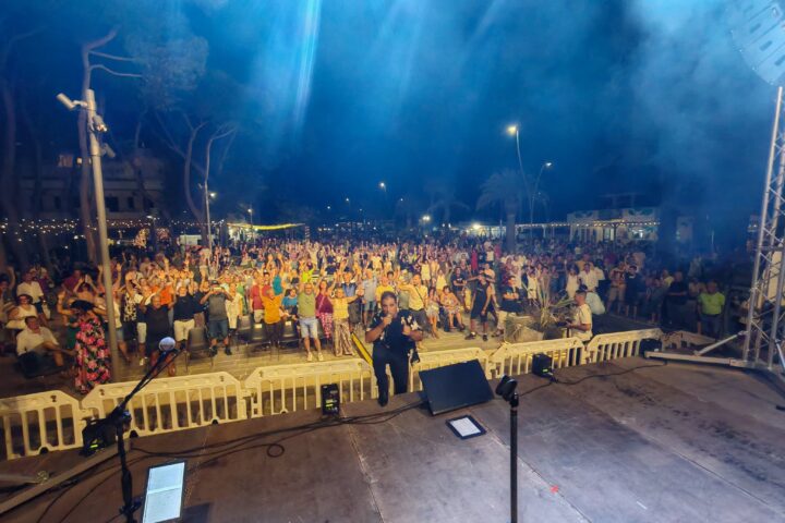Musica, tradizione e riconoscimenti: piazza gremita per “Le Ombre” e i “Fuori Frequenza”, oggi processione, tributo a Celentano e i tradizionali fuochi di mezzanotte