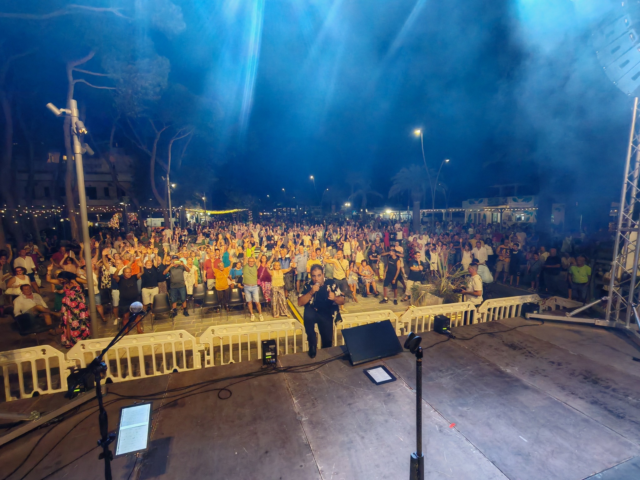 Musica, tradizione e riconoscimenti: piazza gremita per “Le Ombre” e i “Fuori Frequenza”, oggi processione, tributo a Celentano e i tradizionali fuochi di mezzanotte