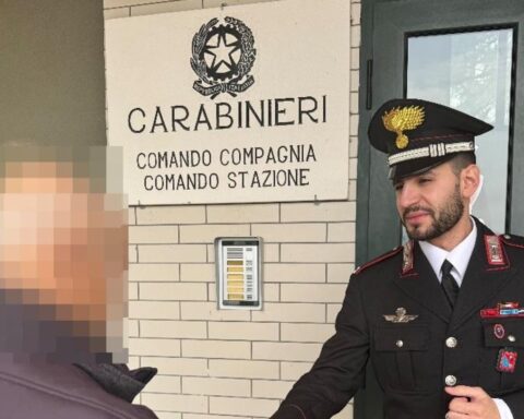 un carabinieri e un anziano truffato fuori il comando