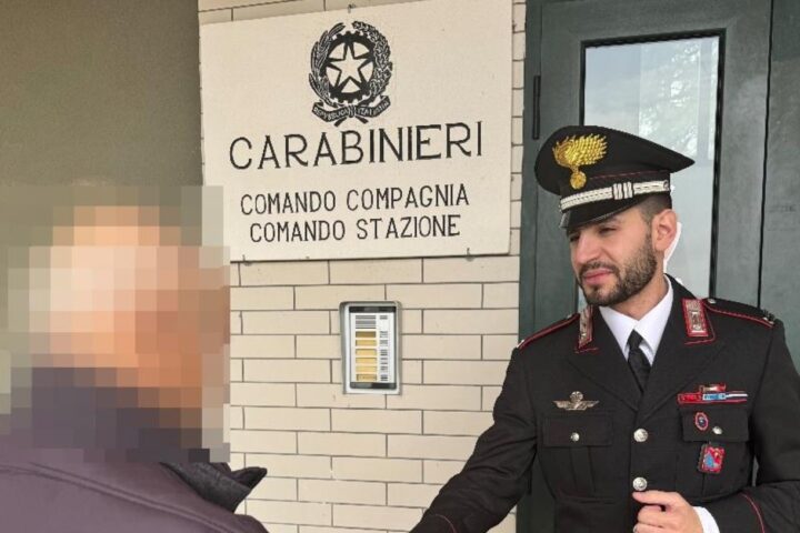 un carabinieri e un anziano truffato fuori il comando